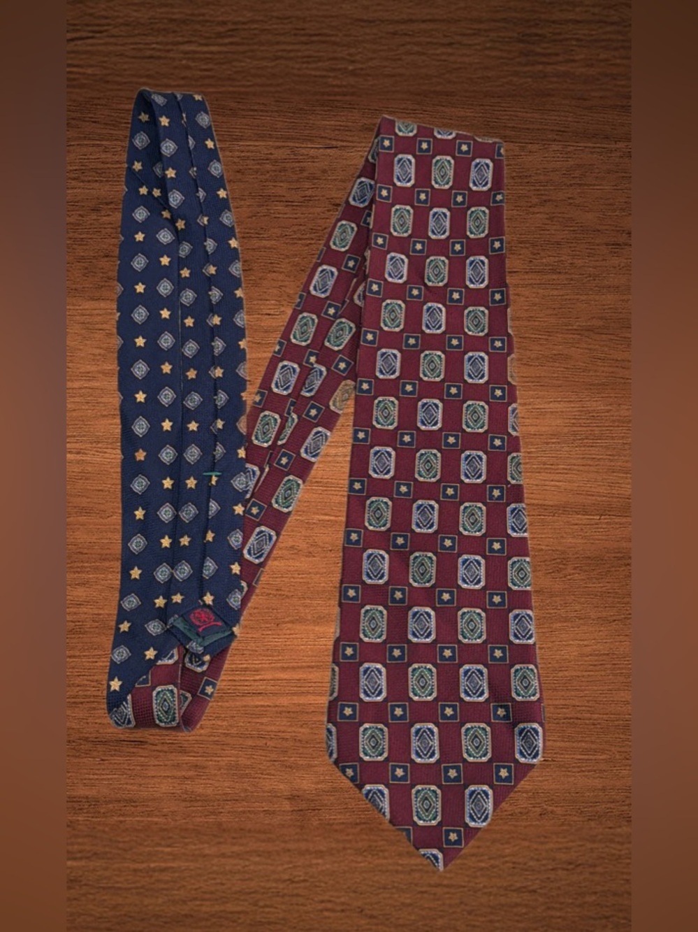 TOMMY HILFIGER NECK TIE GEOMETRIC DESIGN.